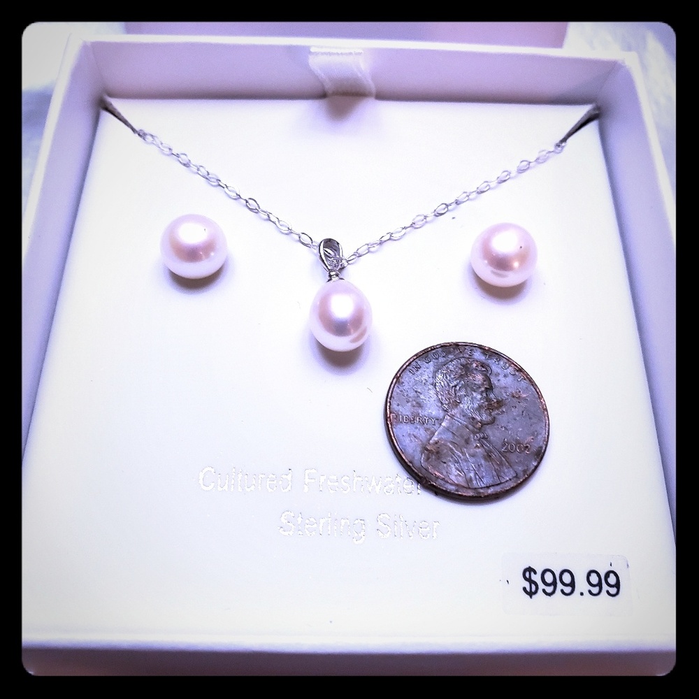 "NWT" Necklace and earring pearl set